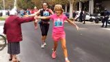 Бабушка делает клей в пяти марафонцев (Италия)
