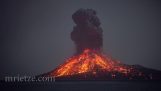 Explosions volcan Krakatau la nuit