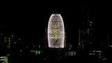 Ein Gebäude in Bangkok von LED-Leuchten umgeben
