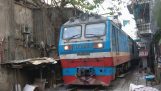 Den merkelige jernbaneovergang i Vietnam Hanoi