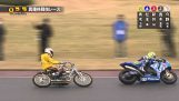 En mærkelig motorcykel løb i Japan
