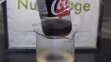 Mediante la eliminación de metal a partir de una lata de Coca-Cola