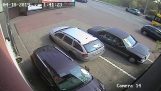 Kvinnan försöker få ut av en parkeringsplats