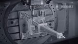 CNC stroj vytvorí hliníkový Eiffelova veža