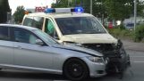 Ambulance entre en collision avec la voiture
