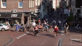 intersecție aglomerată în Amsterdam