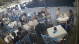 Kopf Taverne spart Touristen vor dem Ertrinken (Crete)
