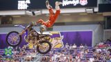 Een geweldige acrobatische met Motocross
