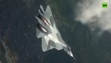 Horizontaal 360 ° draaien van een Su-57 gevechtsvliegtuig