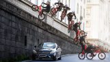 De Fabio Wibmer doen een fietstocht in de stad