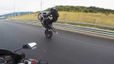 Motosikletistria raakt een hekwerk met 180 km / h