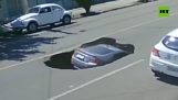 تقع سيارة في حفرة كبيرة في الطريق (البرازيل)