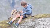 Um rapaz alimentando as marmotas