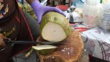 Aufwändige Schnitt einer Kokosnuss