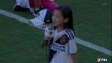 Een meisje van 7 jaar zingt prachtig het Amerikaanse volkslied