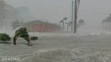 Água da inundação da tempestade Ian lava casas (Florida)