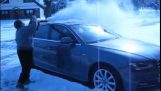 إزالة الثلوج من السيارة مع منفاخ ورقة