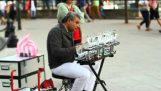chanson pop-corn : Musique avec des lunettes par un artiste rue