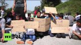 Grekland: Flyktingar scuffle med förare över motorvägen blockaden nära Idomeni