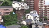 تحطم البيت إلى أسفل التل بعد انهيار طيني اليابانية