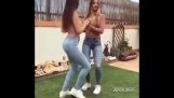 2 vackra flickor som dansar bachata