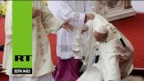 Pave Francis faller under en messe i Polen