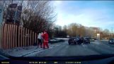 Santa saves woman after fall – Buen samaritano !