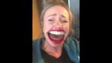 En kvinne ler ved å filme med programmet ansikt bytte Live