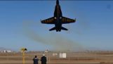 La spettacolare bassa di volo di un F-18