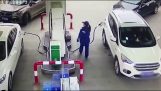 Roekeloze bestuurder vernietigt een benzinepomp