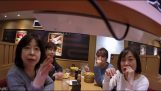 일본 레스토랑의 컨베이어 벨트에 카메라