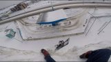 Snowboarder vermijdt last minute daling van de klif