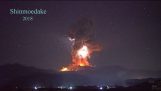 Извержение вулкана в ночное время (Япония)