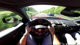 Een Ferrari 812 Superfast 320 km / h op de Autobahn