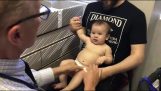 Kinderarts af te leiden van een baby voor de injectie