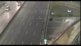 Автомобиль ломает защитные полосы и улетает от автомагистрали (Аргентина)