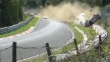 Imponerende ulykke av en Porsche 911 GT3 på Nürburgring