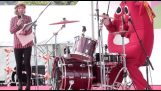 Schlagzeuger in der Band für Kleinkinder
