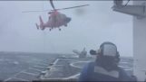 在暴雨中降落在船上的直升機