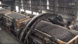 Βαγόνια με κάρβουνο αδειάζουν σε εργοστάσιο παραγωγής ενέργειας
