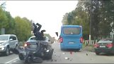 motocycliste négligente entre en collision avec la voiture