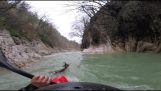 Un homme en kayak sauve un cerf de la noyade