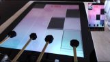 Un robot grabar en juego “Azulejos de piano”