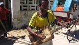Un musicista del Madagascar suona una chitarra improvvisata