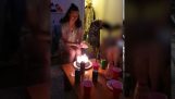 Как задуть свечи не задувая