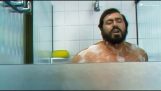 Luciano Pavarotti banyoda şarkı söylüyor