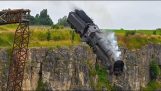 A mozdony leesik egy szikláról a Mission Impossible 7 forgatásához