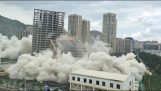 15 edifici vengono demoliti contemporaneamente (Cina)