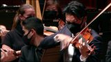 Solist Ray Chen bryder en streng fra sin violin
