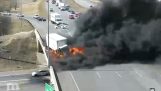 Een vrachtwagen ontploft na een ongeval